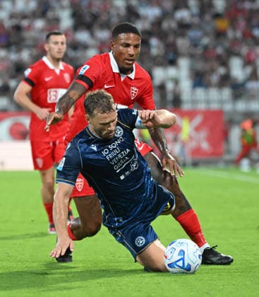(260830) -- MONZA, Aug. 30, 2026 -- Udinese s Jesper Karlstrom (bottom) vies with Monza s Michael Folorunsho during a Serie A football match between Monza and Udinese in Monza, Italy, Aug. 29, 2026. (Photo by Xinhua) (SP)ITALY-MONZA-FOOTBALL-SERIE A-MONZA VS UDINESE AlbertoxLingria 