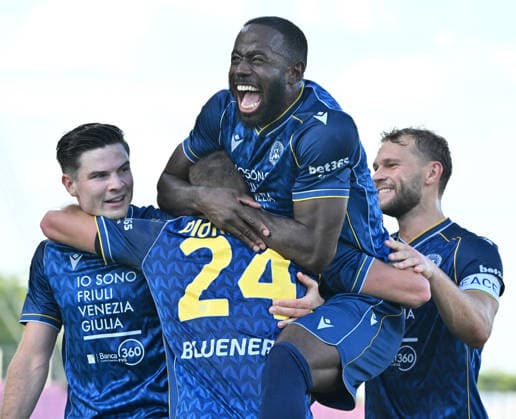 (260830) -- MONZA, Aug. 30, 2026 -- Players of Udinese celebrate a goal during a Serie A football match between Monza and Udinese in Monza, Italy, Aug. 29, 2026. (Photo by Xinhua) (SP)ITALY-MONZA-FOOTBALL-SERIE A-MONZA VS UDINESE AlbertoxLingria 