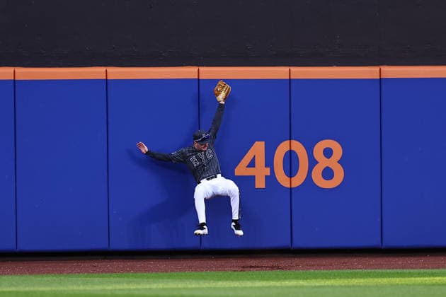 MLB, Baseball Herren, USA Houston Astros Vs. New York Mets New York Mets centerfielder A.J. Ewing 9 makes a catch against the wall during the ninth inning of a baseball game against the Houston Astros at Citi Field in Flushing, New York, on August 29, 2026. Flushing New York United States  Copyright: xGordonxDonovanx originalFilename:donovan-mlbhoust260829_np1k1.jpg