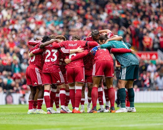 Liverpool v Nottingham Forest FC - Premier League 2026 27 Liverpool players gather in a huddle during the Premier League match between Liverpool and Nottingham Forest at Anfield in Liverpool, on August 29, 2026. Liverpool Merseyside United Kingdom  Copyright: xMIxNewsx originalFilename:fletcher-liverpoo260829_np7YD.jpg