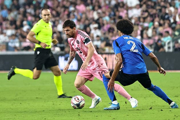 August 29, 2026, Miami, Florida, USA: LIONEL MESSI (10) of Inter Miami CF and JALEN NEAL (2) of CF Montreal battle for a ball during a MLS, Fussball Herren, USA soccer match between Inter Miami CF and CF Montreal Soccer 2026: Inter Miami CF 7:1 CF Montreal.  - ZUMAa257 20260829_zsp_a257_005 Copyright: xChrisxArjoonx