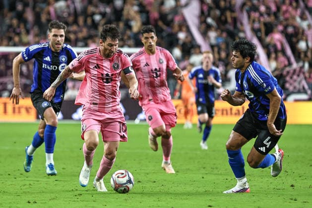 August 29, 2026, Miami, Florida, USA: LIONEL MESSI (10) of Inter Miami CF controls a ball infront of BRAYAN VERA (4) of CF Montreal during a MLS, Fussball Herren, USA soccer match between Inter Miami CF and CF Montreal Soccer 2026: Inter Miami CF 7:1 CF Montreal.  - ZUMAa257 20260829_zsp_a257_031 Copyright: xChrisxArjoonx