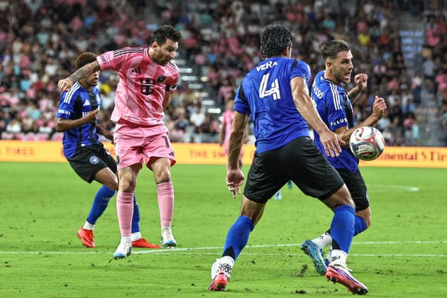 August 29, 2026, Miami, Florida, USA: LIONEL MESSI (10) of Inter Miami CF shoots at goal infront of BRAYAN VERA (4) and LUCA PETRASSO (13) of CF Montreal during a MLS, Fussball Herren, USA soccer match between Inter Miami CF and CF Montreal Miami USA - ZUMAa257 20260829_zsp_a257_032 Copyright: xChrisxArjoonx