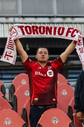 A Toronto FC fan cheers to support the team during the MLS, Fussball Herren, USA Regular Season match between Toronto FC and New York City FC on August 29, 2026 in BMO Field, Toronto, Ontario, Canada Copyright: xCurtisxWongx xSPPx Sportspressphoto_SPR219389