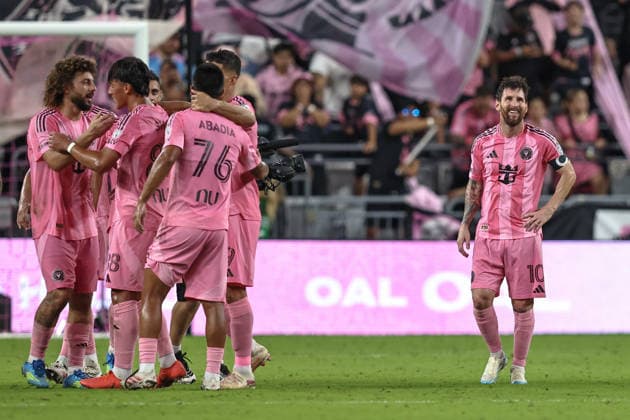 August 29, 2026, Miami, Florida, USA: LIONEL MESSI (10) of Inter Miami CF looks on as his team mates celebrate a game win together after a MLS, Fussball Herren, USA soccer match between Inter Miami CF and CF Montreal Miami USA - ZUMAa257 20260829_zsp_a257_049 Copyright: xChrisxArjoonx