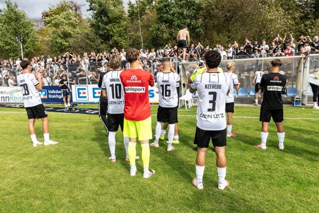 FC Astoria Walldorf vs. SSV Ulm 1846 Soccer, Regionalliga, Matchday 4, Dietmar Hopp Sportpark Walldorf, August 29, 2026. The SSV Ulm 1846 soccer team poses for fans after the game in the visitors’ section. Fan block, from left: Mateo Mrden, SSV Ulm 1846 soccer, 28, Oliver Wähling, SSV Ulm 1846 Soccer, 10, Kim Bayer, SSV Ulm 1846 Soccer, 12, Simun Birkic, SSV Ulm 1846 Soccer, 16, Alexandre Azevedo, SSV Ulm 1846 Soccer, 03 FC Astoria Walldorf vs. SSV Ulm 1846 Soccer, soccer, Regional League, Matchday 4, Dietmar Hopp Sportpark Walldorf August 29, 2026 Photo by Lucca Fundel Walldorf Dietmar Hopp Sportpark Baden-Württemberg Germany