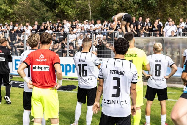 FC Astoria Walldorf vs. SSV Ulm 1846 Soccer, Regionalliga, Matchday 4, Dietmar Hopp Sportpark Walldorf, August 29, 2026. The SSV Ulm 1846 soccer team poses for the fans after the game in the visitors’ section. Fan block: from left, Kim Bayer (SSV Ulm 1846), 12, Simun Birkic SSV Ulm 1846 soccer, 16, Alexandre Azevedo SSV Ulm 1846 soccer, 03 FC Astoria Walldorf vs. SSV Ulm 1846 soccer, Regionalliga, Matchday 4, Dietmar Hopp Sportpark Walldorf, August 29, 2026; Photo by Lucca Fundel, Walldorf, Dietmar Hopp Sportpark, Baden-Württemberg, Germany