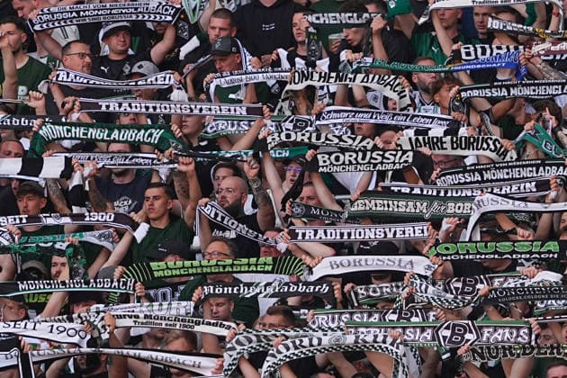 29.08.2026, xydrx, Herren, Fußball, 1.Bundesliga, RB Leipzig - Borussia Mönchengladbach, Saison 2026 2027, Red Bull Arena: Fans von Borussia Moenchengladbach halten Schals hoch DFB regulations prohibit any use of photographs as image sequences and or quasi-video. *** August 29, 2026, xydrx, Men s, Soccer, Bundesliga 1, RB Leipzig vs. Borussia Mönchengladbach, 2026–2027 season, Red Bull Arena: Borussia Mönchengladbach fans hold up scarves. DFB regulations prohibit any use of photographs as image sequences and or quasi-video. Copyright: HMBxMedia YannisxDreimann