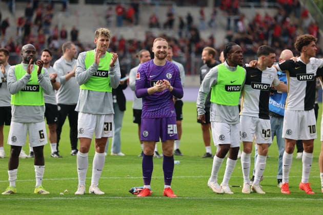 29.08.2026, Fussball, Herren, 1. Bundesliga, Saison 2026 2027, SV 07 Elversberg - Bayer 04 Leverkusen, Die Mannschaft (SV 07 Elversberg) bejubelt den Sieg, Amara Conde (SV 07 Elversberg), Maximilian Rohr (SV 07 Elversberg), Nicolas Kristof (SV 07 Elversberg), Noel Futkeu (SV 07 Elversberg), Felix Keidel (SV 07 Elversberg) Elversberg Ursapharm-Arena an der Kaiserlinde Saarland Deutschland (DEU) *** August 29, 2026, Soccer, Men s, Bundesliga 1, 2026–2027 Season, SV 07 Elversberg vs. Bayer 04 Leverkusen, The SV 07 Elversberg team celebrates the victory, Amara Conde (SV 07 Elversberg), Maximilian Rohr (SV 07 Elversberg), Nicolas Kristof (SV 07 Elversberg), Noel Futkeu (SV 07 Elversberg), Felix Keidel (SV 07 Elversberg), Elversberg Ursapharm Arena at the Kaiserlinde, Saarland, Germany (DEU) Copyright: xSebastianxBachx
