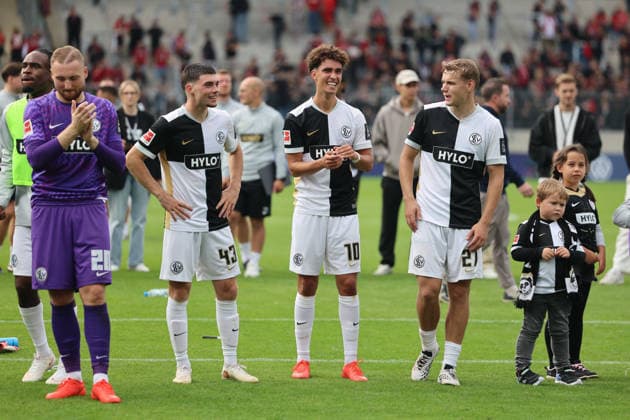 29.08.2026, Fussball, Herren, 1. Bundesliga, Saison 2026 2027, SV 07 Elversberg - Bayer 04 Leverkusen, Die Mannschaft (SV 07 Elversberg) bejubelt den Sieg, Nicolas Kristof (SV 07 Elversberg), Felix Keidel (SV 07 Elversberg), Noah Darvich (SV 07 Elversberg), Lasse Günther (SV 07 Elversberg) Elversberg Ursapharm-Arena an der Kaiserlinde Saarland Deutschland (DEU) *** August 29, 2026, Soccer, Men s, Bundesliga 1, 2026–2027 Season, SV 07 Elversberg vs. Bayer 04 Leverkusen, The SV 07 Elversberg team celebrates the victory, Nicolas Kristof (SV 07 Elversberg), Felix Keidel (SV 07 Elversberg), Noah Darvich (SV 07 Elversberg), Lasse Günther (SV 07 Elversberg), Elversberg Ursapharm Arena on Kaiserlinde, Saarland, Germany (DEU) Copyright: xSebastianxBachx