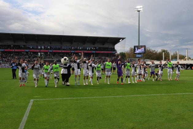 29.08.2026, Fussball, Herren, 1. Bundesliga, Saison 2026 2027, SV 07 Elversberg - Bayer 04 Leverkusen, Die Mannschaft (SV 07 Elversberg) feiert den Sieg Elversberg Ursapharm-Arena an der Kaiserlinde Saarland Deutschland (DEU) *** August 29, 2026, Soccer, Men s, Bundesliga 1, 2026–2027 Season, SV 07 Elversberg vs. Bayer 04 Leverkusen, The SV 07 Elversberg team celebrates its victory at the Elversberg Ursapharm Arena on Kaiserlinde, Saarland, Germany (DEU) Copyright: xSebastianxBachx