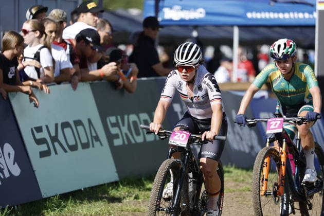 30.08.2026, Daolasa di Commezzadura, Val di Sole Bikeland, 2026 UCI MTB World Championship, WM, Weltmeisterschaft Women U23 s XCO (cross country olympic) Carla Hahn 20 (GER) and Tyler Jacobs 27 (RSA) Daolasa di Commezzadura Val di Sole Bikeland Trento Italy *** August 30, 2026, Daolasa di Commezzadura, Val di Sole Bikeland, 2026 UCI MTB World Championships Women’s U23 XCO (Cross Country Olympic) Carla Hahn, 20, GER, and Tyler Jacobs, 27, RSA, Daolasa di Commezzadura, Val di Sole Bikeland, Trento, Italy Copyright: xJustPictures.ch FrancescoxMinghettix jp-en-FrMi-_NG_1977