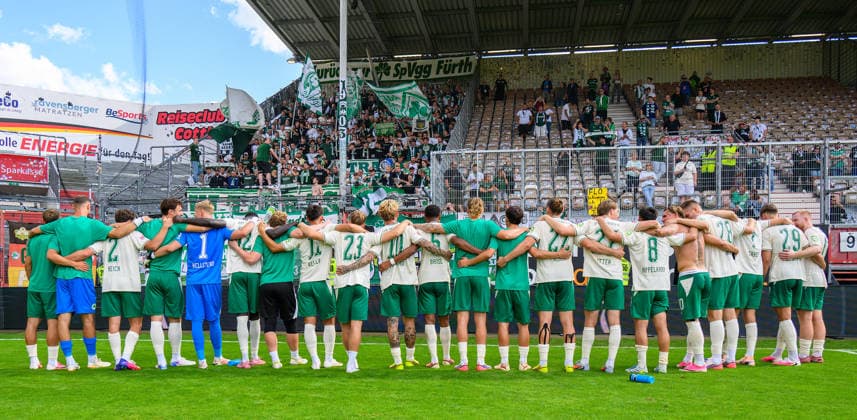 August 29, 2026 Soccer Season 2026–2027, 2nd Matchday, 2nd Bundesliga: FC Energie Cottbus vs. FCE SpVgg Greuther Fürth (SGF Kleeblatt). Sports photo by Zink xwoxzix. DFL regulations prohibit any use of photographs as image sequences and or quasi-video; for editorial use only. The Fürth team in front of Greuther Fürth fans; fan block; Kleeblatt fans after the final whistle