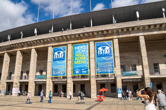 Deutschland: Leichtathletik, Leichtathletik Meeting, Sportfest ISTAF 2026 am 30.08.2026 in Berlin (Olympiastadion): ISTAF-Banner mit dem Schriftzug Herzlich willkommen! an der Fassade des Olympiastadions Berlin vor dem internationalen Leichtathletikmeeting ISTAF Berlin. *** German Athletics, Track and Field Meeting, ISTAF 2026 Sports Festival on August 30, 2026, at the Berlin Olympic Stadium. ISTAF banner with the words Welcome on the facade of the Berlin Olympic Stadium ahead of the ISTAF Berlin international track and field meeting. Copyright: xSvenxHeidmannx