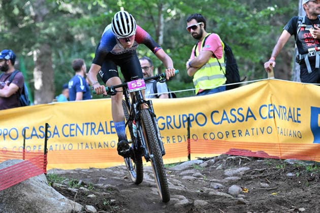 XCO Olympic Cross-Country - Women Under 23 Annabel Bligh of New Zealand, wearing number 55, competes during the UCI MTB World Championship, WM, Weltmeisterschaft - Val di Sole 2026 - XCO Olympic Cross-Country - Women Under 23 category race in Val di Sole, Trento, Italy, on August 30, 2026. Commezzadura Trentino Italy  Copyright: xRobertoxTommasinix originalFilename:tommasini-ucimtbwo260830_npSUM.jpg