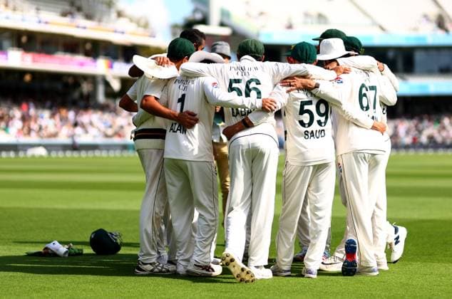 Pakistan players huddle up. England v Pakistan, Second Test, Day Four, Rothesay Test Match Series, Cricket, Lords, London, UK - 30 Aug 2026London Lords United Kingdom EDITORIAL USE ONLY No use with unauthorised audio, video, data, fixture lists, club league logos or live services. Online in-match use limited to 120 images, no video emulation. No use in betting, games or single club league player publications.  Copyright: xJamesxMarsh Shutterstockx 17117967h