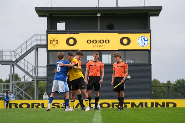 Sonntag, 30.08.2026 Saison 2026 2027 4. Spieltag U17, U 17 DFB Nachwuchsliga Vorrunde Gruppe G im BVB Fußballpark Hohenbuschei, Dortmund, Germany. BV Borussia Dortmund U17 - FC Schalke 04 U17. Begrüßung der Mannschaftskapitäne. *** Sunday, August 30, 2026 2026–2027 Season, Matchday 4, U17 DFB Youth League Preliminary Round, Group G, at BVB Fußballpark Hohenbuschei, Dortmund, Germany BV Borussia Dortmund U17 vs. FC Schalke 04 U17 Introduction of the team captains
