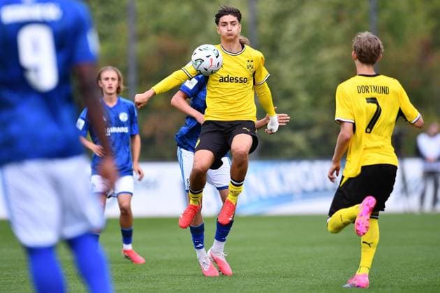 Borussia Dortmund U17 vs. Schalke 04 U17 ** FOR EDITORIAL USE ONLY ** EDITORIAL USE ONLY ** p Soccer U17 DFB Youth League Group G Matchday 4 Borussia Dortmund U17 vs. Schalke 04 U17 on August 30, 2026, at the BVB Hohenbuschei Soccer Park in Dortmund Adriano Bejta, Borussia Dortmund U17, in the foreground: Luis Valentin Tönges of Schalke 04 U17; in the background: Germany, North Rhine-Westphalia, Dortmund. Copyright ThorstenxTillmann Copyright: ThorstenxTillmann doc87dsajwhrsm7lm9efcc ,EDITORIAL USE ONLY Copyright: ThorstenxTillmann
