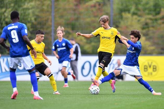 Borussia Dortmund U17 vs. Schalke 04 U17 ** FOR EDITORIAL USE ONLY ** EDITORIAL USE ONLY ** p Soccer U17 DFB Youth League Group G Matchday 4 Borussia Dortmund U17 vs. Schalke 04 U17 on August 30, 2026, at the BVB Hohenbuschei Soccer Park in Dortmund Janis Tunkel, Borussia Dortmund U17, on the left: Miran Ali Turan, Schalke 04 U17; on the right: Germany, North Rhine-Westphalia, Dortmund. Copyright ThorstenxTillmann Copyright: ThorstenxTillmann doc87dsajc781huxtxfgge ,EDITORIAL USE ONLY Copyright: ThorstenxTillmann
