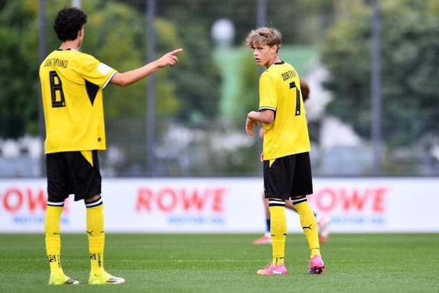 Borussia Dortmund U17 vs. Schalke 04 U17 ** FOR EDITORIAL USE ONLY ** EDITORIAL USE ONLY ** p Soccer U17 DFB Youth League Group G Matchday 4 Borussia Dortmund U17 vs. Schalke 04 U17 on August 30, 2026, at the BVB Hohenbuschei Soccer Park in Dortmund Ilyas Arzini, Borussia Dortmund U17, on the left: Janis Tunkel, Borussia Dortmund U17; on the right: Germany, North Rhine-Westphalia, Dortmund. Copyright ThorstenxTillmann Copyright: ThorstenxTillmann doc87dsajh5kdu19udvxe37 ,EDITORIAL USE ONLY Copyright: ThorstenxTillmann