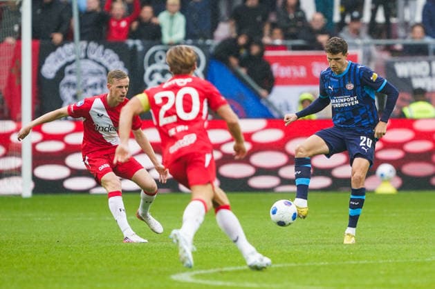 2026-08-30 FC Utrecht v PSV Eindhoven - Dutch Vrienden Loterij Eredivisie UTRECHT, NETHERLANDS - AUGUST 30: Guus Til of PSV Eindhoven battles for possession with Guus Offerhaus of FC Utrecht during a Dutch Vrienden Loterij Eredivisie at Stadion Galgenwaard on August 30, 2026 in Utrecht, Netherlands. Utrecht Stadion Galgenwaard Netherlands Content not available for redistribution in The Netherlands directly or indirectly through any third parties. Copyright: xAndrexWeeningx