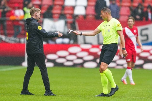 2026-08-30 FC Utrecht v PSV Eindhoven - Dutch Vrienden Loterij Eredivisie UTRECHT, NETHERLANDS - AUGUST 30: Jeroen Manschot referee gives a knife to Alex Bos fourth official during a Dutch Vrienden Loterij Eredivisie at Stadion Galgenwaard on August 30, 2026 in Utrecht, Netherlands. Utrecht Stadion Galgenwaard Netherlands Content not available for redistribution in The Netherlands directly or indirectly through any third parties. Copyright: xAndrexWeeningx