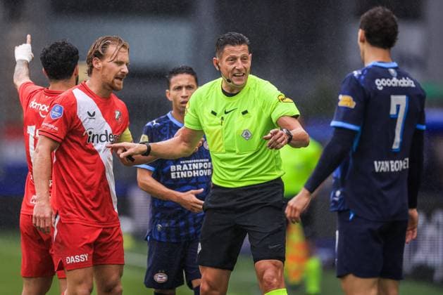 UTRECHT , 30-08-2026 , Stadion Galgenwaard , Season 2026 2027 , Dutch Eredivisie football , match between FC Utrecht and PSV Eindhoven , picture shows Referee Jeroen Manschot , FC Utrecht player Dani de Wit and PSV Player Ruben van Bommel Utrecht - PSV  x206240159x Copyright:
