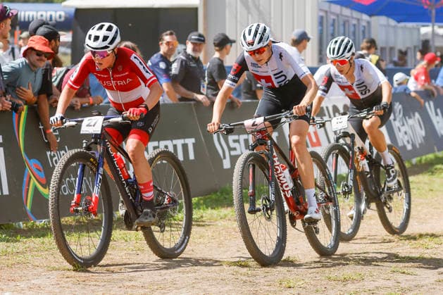 TRENTO, ITALY, AUGUST 30: Alessandra Keller of Switzerland (C) chasing the group after experiencing a technical issue during the UCI Mountain Bike World Championships—Women’s Elite Cross-Country—at Val di Sole on August 30, 2026, in Trento, Italy. Trento, Val di Sole, Trento, Italy Copyright: xJustPictures.ch FrancescoxMinghettix jp-en-EuSpIm-JP6_FRM_UCIWC_GRLXCO_30Aug_000187