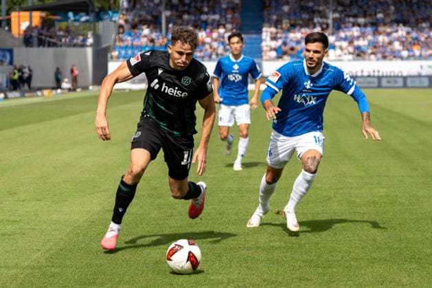 2. Bundesliga: SV Darmstadt 98 vs Hannover 96, Merck-Stadion am Böllenfalltor, 30.08.2026 Zweikampf zwischen Benedikt Pichler (Hannover 96, 11) und Raoul Petretta (SV Darmstadt 98, 18) 2. Bundesliga: SV Darmstadt 98 vs Hannover 96, Merck-Stadion am Böllenfalltor, 30.08.2026 DFB DFL REGULATIONS PROHIBIT ANY USE OF PHOTOGRAPHS AS IMAGE SEQUENCES AND OR QUASI-VIDEO. *** 2. Bundesliga: SV Darmstadt 98 vs. Hannover 96, Merck Stadium at Böllenfalltor, August 30, 2026; A tackle between Benedikt Pichler of Hannover 96 (No. 11) and Raoul Petretta of SV Darmstadt 98 (No. 18); 2. Bundesliga: SV Darmstadt 98 vs. Hannover 96, Merck Stadium at Böllenfalltor, August 30, 2026 DFB and DFL regulations prohibit any use of photographs as image sequences and or quasi-video. Copyright: xBEAUTIFULxSPORTS Hillx
