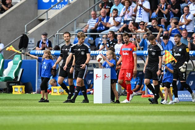 Fußball I Herren I Saison 2026-2027 I 2. Bundesliga I 3. Spieltag I 1. FC Magdeburg - Holstein Kiel I 30.08.2026 Einlaufen der Mannschaften auf das Spielfeld Magdeburg Avnet Arena (Heinz-Krügel-Platz 1) Sachsen-Anhalt Deutschland *** Soccer I Men s I 2026–2027 Season I 2. Bundesliga I Matchday 3 I 1. FC Magdeburg vs. Holstein Kiel I August 30, 2026 Teams take the field at Magdeburg Avnet Arena, Heinz Krügel Platz 1, Saxony-Anhalt, Germany Copyright: xLobeca InesxHähnelx