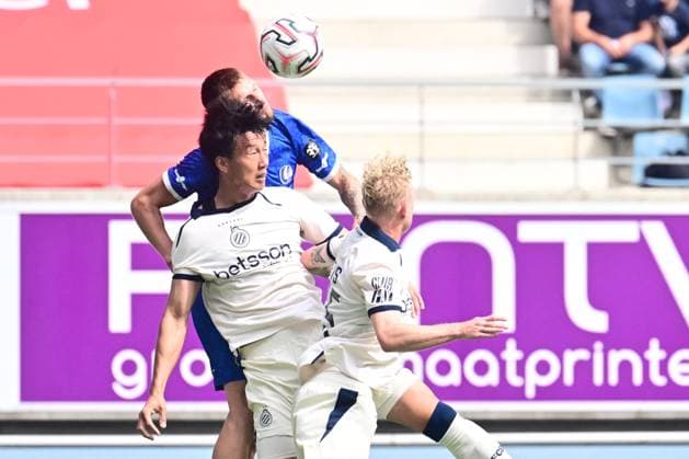 KAA Gent v Club Brugge - Jupiler Pro League GENT, BELGIUM - AUGUST 30 : Van Der Heyden Siebe defender of KAA Gent and Lee Han-beom defender of Club Brugge battle for the ball during the Jupiler Pro League match between KAA Gent and Club Brugge on August 30, 2026 in Gent, Belgium, 30 08 2026 Gent Belgium  Copyright: xPeterxDexVoechtx
