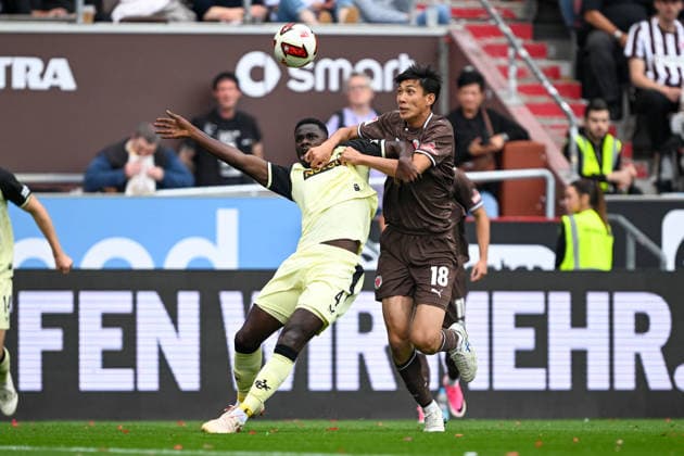 2. Bundesliga - FC St. Pauli - 1. FC Kaiserslautern am 30.08.2026 im Millerntor-Stadion in Hamburg Maxwell Gyamfi (Kaiserslautern) im Zweikampf gegen Taichi Hara (St. Pauli) *** 2. Bundesliga: FC St. Pauli 1, FC Kaiserslautern on August 30, 2026, at Millerntor Stadium in Hamburg. Maxwell Gyamfi of Kaiserslautern battles Taichi Hara of St. Pauli. MT