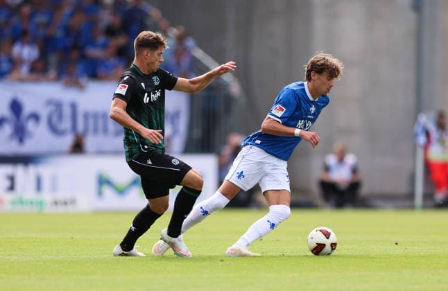 30.08.2026, Fussball 2. Bundesliga, SV Darmstadt 98 - Hannover 96, v.l., Franz Roggow (Hannover 96), Milan Smit (SV Darmstadt 98) DFL DFB REGULATIONS PROHIBIT ANY USE OF PHOTOGRAPHS AS IMAGE SEQUENCES AND OR QUASI-VIDEO. xdcx *** August 30, 2026, Soccer 2. Bundesliga, SV Darmstadt 98 vs. Hannover 96, from left: Franz Roggow (Hannover 96), Milan Smit (SV Darmstadt 98). DFL and DFB regulations prohibit any use of photographs as image sequences and or quasi-video. xdcx Copyright: HMBxMedia Claus