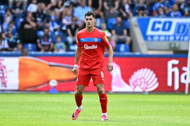Fußball I Herren I Saison 2026-2027 I 2. Bundesliga I 3. Spieltag I 1. FC Magdeburg - Holstein Kiel I 30.08.2026 Guillermo Balzi (8, Holstein Kiel) Freisteller, Nahaufnahme, Porträt, Portrait, Einzelfoto, Einzelbild, Körper Magdeburg Avnet Arena (Heinz-Krügel-Platz 1) Sachsen-Anhalt Deutschland *** Soccer I Men s I 2026–2027 Season I 2. Bundesliga I Matchday 3 I 1. FC Magdeburg vs. Holstein Kiel I August 30, 2026 Guillermo Balzi 8, Holstein Kiel: Cutout, close-up, portrait, single photo, single image, body; Magdeburg: Avnet Arena, Heinz Krügel Platz 1, Saxony-Anhalt, Germany Copyright: xLobeca InesxHähnelx