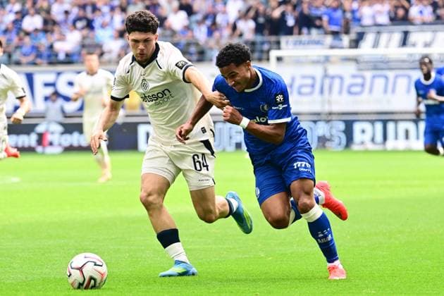 KAA Gent v Club Brugge - Jupiler Pro League GENT, BELGIUM - AUGUST 30 : Sonko Momodou forward of KAA Gent and Sabbe Kyriani defender of Club Brugge battle for the ball during the Jupiler Pro League match between KAA Gent and Club Brugge on August 30, 2026 in Gent, Belgium, 30 08 2026 Gent Belgium  Copyright: xPeterxDexVoechtx