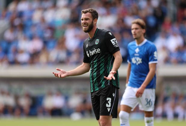 30.08.2026, Fussball 2. Bundesliga, SV Darmstadt 98 - Hannover 96, v.l., Boris Tomiak (Hannover 96) enttaeuscht, enttaeuscht schauend, dissapointed, traurig, frustiert, frust, gefrustet, frustrated DFL DFB REGULATIONS PROHIBIT ANY USE OF PHOTOGRAPHS AS IMAGE SEQUENCES AND OR QUASI-VIDEO. xdcx *** August 30, 2026, Soccer 2. Bundesliga, SV Darmstadt 98 vs. Hannover 96, from left: Boris Tomiak of Hannover 96 looks disappointed, sad, frustrated, frustrated DFL DFB REGULATIONS PROHIBIT ANY USE OF PHOTOGRAPHS AS IMAGE SEQUENCES AND OR QUASI-VIDEO xdcx Copyright: HMBxMedia Claus