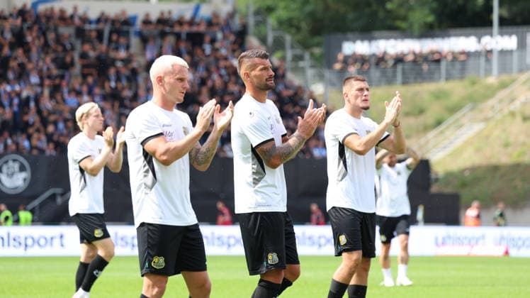 August 30, 2026, xrekx, Soccer 3rd Division, 1. FC Saarbrücken vs. Hansa Rostock, left: Florian Pick, 1. FC Saarbrücken, Kai Brünker, Brünker, 1. FC Saarbrücken thanks the fans; the player thanks the fans for their support, Saarbrücken