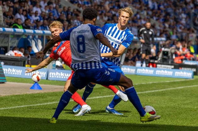 Deutschland: 2.Bundesliga, Saison 2026 2027, 30.08.2026, 3. Spieltag, 1.FC Magdeburg vs Holstein Kiel, Avnet Arena : Kasper Davidsen (Holstein Kiel, 15) im Zweikampf gegen Luka Hyrylaeinen (1.FC Magdeburg, 38) *** Germany 2. Bundesliga, 2026–2027 Season, August 30, 2026, Matchday 3, 1. FC Magdeburg vs. Holstein Kiel, Avnet Arena. Kasper Davidsen of Holstein Kiel, No. 15, in a tackle against Luka Hyrylaeinen of 1. FC Magdeburg, No. 38 Copyright: xMichellexLukax