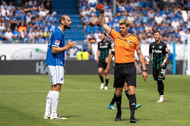 2. Bundesliga: SV Darmstadt 98 vs Hannover 96, Merck-Stadion am Böllenfalltor, 30.08.2026 Aleksandar VukotiÄ‡ (SV Darmstadt 98, 20) begeht ein Handspiel und wird anschließend vom Timo Gerach (Schiedsrichter) mit der Roten Karte des Feldes verwiesen. 2. Bundesliga: SV Darmstadt 98 vs Hannover 96, Merck-Stadion am Böllenfalltor, 30.08.2026 DFB DFL REGULATIONS PROHIBIT ANY USE OF PHOTOGRAPHS AS IMAGE SEQUENCES AND OR QUASI-VIDEO. *** 2. Bundesliga: SV Darmstadt 98 vs. Hannover 96, Merck Stadium at Böllenfalltor, August 30, 2026, Aleksandar Vukotic SV Darmstadt 98, No. 20, commits a handball and is subsequently sent off with a red card by referee Timo Gerach. 2. Bundesliga SV Darmstadt 98 vs. Hannover 96, Merck Stadium at Böllenfalltor, August 30, 2026 DFB and DFL regulations prohibit any use of photographs as image sequences and or quasi-video. Copyright: xBEAUTIFULxSPORTS Hillx