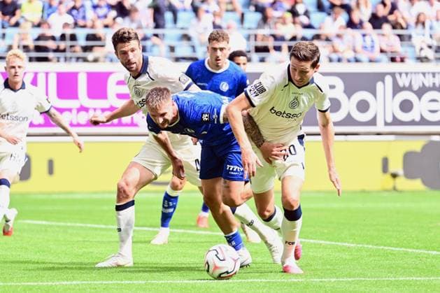 KAA Gent v Club Brugge - Jupiler Pro League GENT, BELGIUM - AUGUST 30 : Van Der Heyden Siebe defender of KAA Gent, Mechele Brandon defender of Club Brugge and Vanaken Hans midfielder of Club Brugge battle for the ball during the Jupiler Pro League match between KAA Gent and Club Brugge on August 30, 2026 in Gent, Belgium, 30 08 2026 Gent Belgium  Copyright: xPeterxDexVoechtx