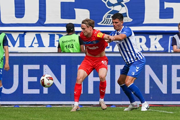 30.08.2026, xydrx, Fußball, 2. Fußball Bundesliga, 1.FC Magdeburg - Holstein Kiel, Saison 2026 2027, Avnet Arena: Jonas Therkelsen (Holstein Kiel, 10) im Zweikampf gegen Tobias Mueller (1.FC Magdeburg, 5) DFB regulations prohibit any use of photographs as image sequences and or quasi-video. *** August 30, 2026, xydrx, Soccer, 2. Bundesliga, 1. FC Magdeburg vs. Holstein Kiel, 2026–2027 season, Avnet Arena, Jonas Therkelsen (Holstein Kiel), No. 10 in a tackle against Tobias Mueller (1. FC Magdeburg), 5. DFB regulations prohibit any use of photographs as image sequences and or quasi-video Copyright: HMBxMedia YannisxDreimann