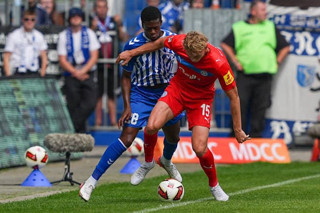 30.08.2026, xydrx, Fußball, 2. Fußball Bundesliga, 1.FC Magdeburg - Holstein Kiel, Saison 2026 2027, Avnet Arena: Pierre Nadjombe (1.FC Magdeburg, 28) im Zweikampf gegen Kasper Davidsen (Holstein Kiel, 15) DFB regulations prohibit any use of photographs as image sequences and or quasi-video. *** August 30, 2026, xydrx, Soccer, 2. Bundesliga, 1. FC Magdeburg vs. Holstein Kiel, 2026–2027 season, Avnet Arena Pierre Nadjombe 1. FC Magdeburg, No. 28 in a tackle against Kasper Davidsen of Holstein Kiel, No. 15. DFB regulations prohibit any use of photographs as image sequences and or quasi-video. Copyright: HMBxMedia YannisxDreimann