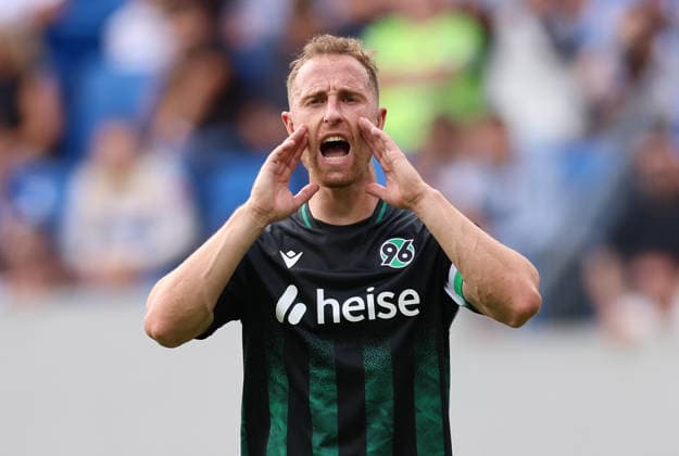 30.08.2026, Fussball 2. Bundesliga, SV Darmstadt 98 - Hannover 96, v.l., Maurice Neubauer (Hannover 96) gibt Anweisungen, gestikuliert, mit den Armen gestikulieren, gives instructions, gesticulate DFL DFB REGULATIONS PROHIBIT ANY USE OF PHOTOGRAPHS AS IMAGE SEQUENCES AND OR QUASI-VIDEO. xdcx *** August 30, 2026, Soccer 2. Bundesliga, SV Darmstadt 98 vs. Hannover 96, from left, Maurice Neubauer of Hannover 96 gives instructions, gesticulates, waves his arms, gives instructions, gesticulates DFL DFB REGULATIONS PROHIBIT ANY USE OF PHOTOGRAPHS AS IMAGE SEQUENCES AND OR QUASI-VIDEO xdcx Copyright: HMBxMedia Claus