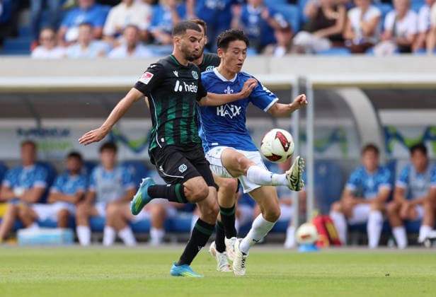 30.08.2026, Fussball 2. Bundesliga, SV Darmstadt 98 - Hannover 96, v.l., Waniss Taibi (Hannover 96), Hiroki Akiyama (SV Darmstadt 98) DFL DFB REGULATIONS PROHIBIT ANY USE OF PHOTOGRAPHS AS IMAGE SEQUENCES AND OR QUASI-VIDEO. xdcx *** August 30, 2026, Soccer 2. Bundesliga, SV Darmstadt 98 vs. Hannover 96, from left: Waniss Taibi (Hannover 96), Hiroki Akiyama (SV Darmstadt 98). DFL and DFB regulations prohibit any use of photographs as image sequences and or quasi-video. xdcx Copyright: HMBxMedia Claus