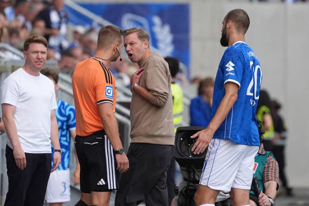 Schiedsrichter Timo Gerach schickt Aleksandar Vukotic (SV Darmstadt 98) mit Roter Karte vom Feld, die Mannschaft protestiert und Trainer Florian Kohfeldt (SV Darmstadt 98) regt sich auf - 30.08.2026 2. Bundesliga, Saison 26 27: SV Darmstadt 98 vs. Hannover 96, Stadion am Boellenfalltor, 3. Spieltag, emonline, emspor, *** Referee Timo Gerach sends Aleksandar Vukotic of SV Darmstadt 98 off with a red card; the team protests, and SV Darmstadt 98 coach Florian Kohfeldt gets upset. August 30, 2026, 2. Bundesliga, Season 26–27: SV Darmstadt 98 vs. Hannover 96, Boellenfalltor Stadium, Matchday 3, emonline, emspor,