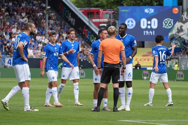 Schiedsrichter Timo Gerach schickt Aleksandar Vukotic (SV Darmstadt 98) mit Roter Karte vom Feld, Darmstadt protestiert - 30.08.2026 2. Bundesliga, Saison 26 27: SV Darmstadt 98 vs. Hannover 96, Stadion am Boellenfalltor, 3. Spieltag, emonline, emspor, *** Referee Timo Gerach sends Aleksandar Vukotic of SV Darmstadt 98 off with a red card, Darmstadt protests August 30, 2026, 2. Bundesliga, Season 26–27, SV Darmstadt 98 vs. Hannover 96, Stadion am Boellenfalltor, Matchday 3, emonline, emspor,