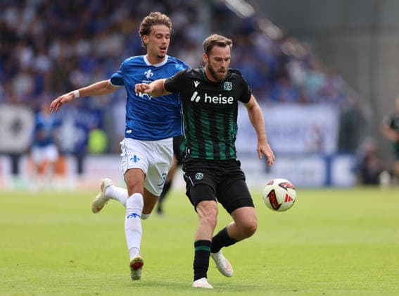30.08.2026, Fussball 2. Bundesliga, SV Darmstadt 98 - Hannover 96, v.l., Milan Smit (SV Darmstadt 98), Boris Tomiak (Hannover 96) DFL DFB REGULATIONS PROHIBIT ANY USE OF PHOTOGRAPHS AS IMAGE SEQUENCES AND OR QUASI-VIDEO. xdcx *** August 30, 2026, Soccer, 2nd Bundesliga, SV Darmstadt 98 vs. Hannover 96, from left: Milan Smit (SV Darmstadt 98), Boris Tomiak (Hannover 96). DFL and DFB regulations prohibit any use of photographs as image sequences and or quasi-video. xdcx Copyright: HMBxMedia Claus