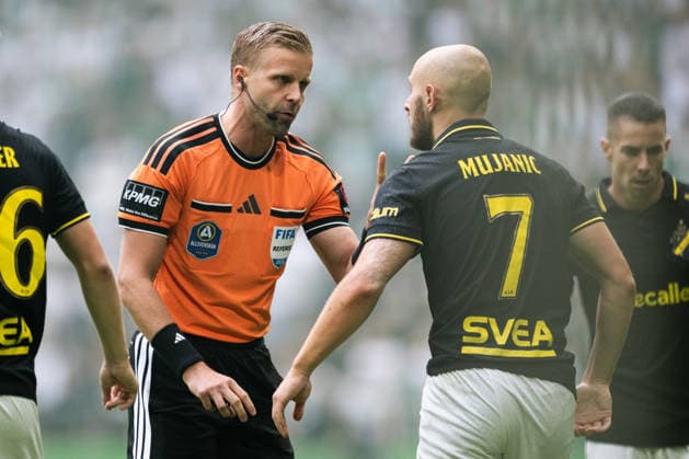 August 30, 2026: AIK s Amel Mujanic discusses the play with referee Glenn Nyberg during the Allsvenskan soccer match between AIK and Hammarby in Stockholm  Copyright: JESPERxZERMAN BB260830JZ014