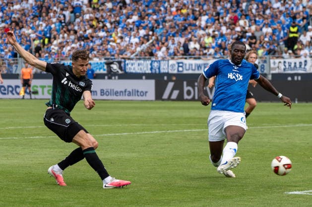 2. Bundesliga: SV Darmstadt 98 vs Hannover 96, Merck-Stadion am Böllenfalltor, 30.08.2026 Torschuss von Benedikt Pichler (Hannover 96, 11), geklärt von Patric Pfeiffer (SV Darmstadt 98, 6) 2. Bundesliga: SV Darmstadt 98 vs Hannover 96, Merck-Stadion am Böllenfalltor, 30.08.2026 DFB DFL REGULATIONS PROHIBIT ANY USE OF PHOTOGRAPHS AS IMAGE SEQUENCES AND OR QUASI-VIDEO. *** 2. Bundesliga: SV Darmstadt 98 vs. Hannover 96, Merck Stadium at Böllenfalltor, August 30, 2026; shot on goal by Benedikt Pichler (Hannover 96), 11, cleared by Patric Pfeiffer of SV Darmstadt 98, 6 2. Bundesliga: SV Darmstadt 98 vs. Hannover 96, Merck Stadium at Böllenfalltor, August 30, 2026 DFB and DFL regulations prohibit any use of photographs as image sequences and or quasi-video. Copyright: xBEAUTIFULxSPORTS Hillx