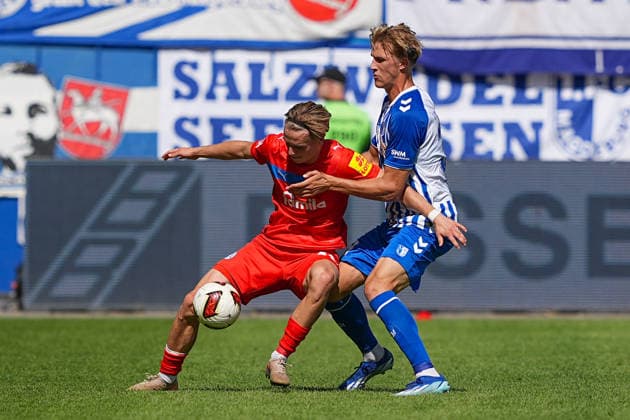 30.08.2026, xydrx, Fußball, 2. Fußball Bundesliga, 1.FC Magdeburg - Holstein Kiel, Saison 2026 2027, Avnet Arena: Jonas Therkelsen (Holstein Kiel, 10) im Zweikampf gegen Luka Hyrylaeinen (1.FC Magdeburg, 38) DFB regulations prohibit any use of photographs as image sequences and or quasi-video. *** August 30, 2026, xydrx, Soccer, German 2nd Bundesliga, 1. FC Magdeburg vs. Holstein Kiel, 2026–2027 season, Avnet Arena, Jonas Therkelsen (Holstein Kiel), No. 10 in a tackle against Luka Hyrylaeinen (1 FC Magdeburg), 38 DFB regulations prohibit any use of photographs as image sequences and or quasi-video Copyright: HMBxMedia YannisxDreimann